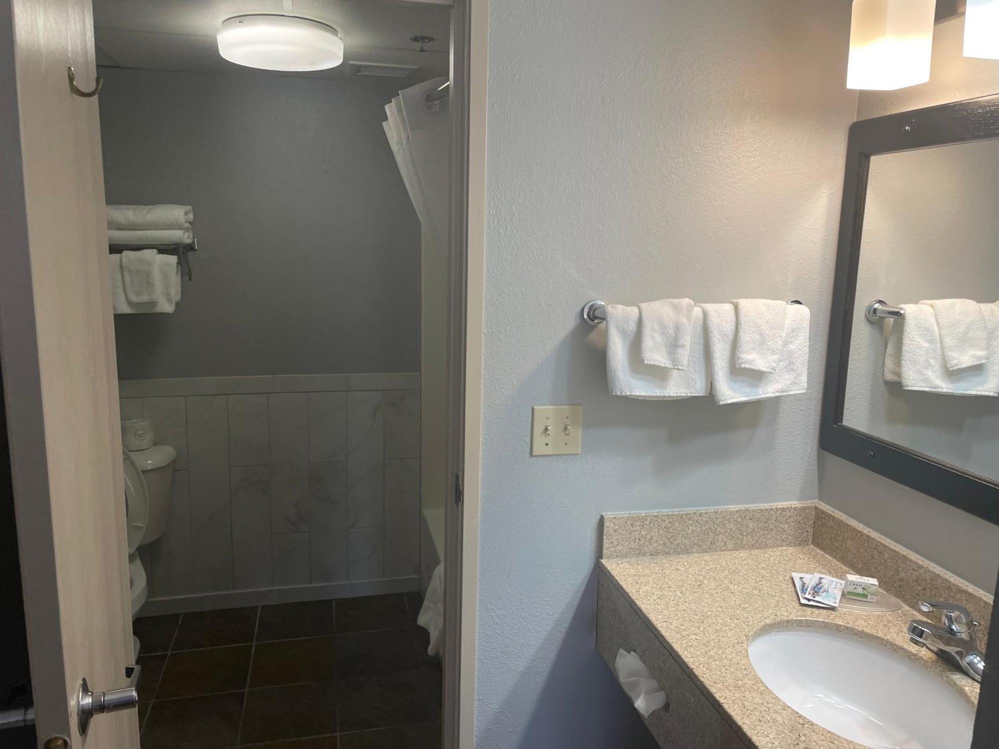 Americinn By Wyndham Wi Hartford
